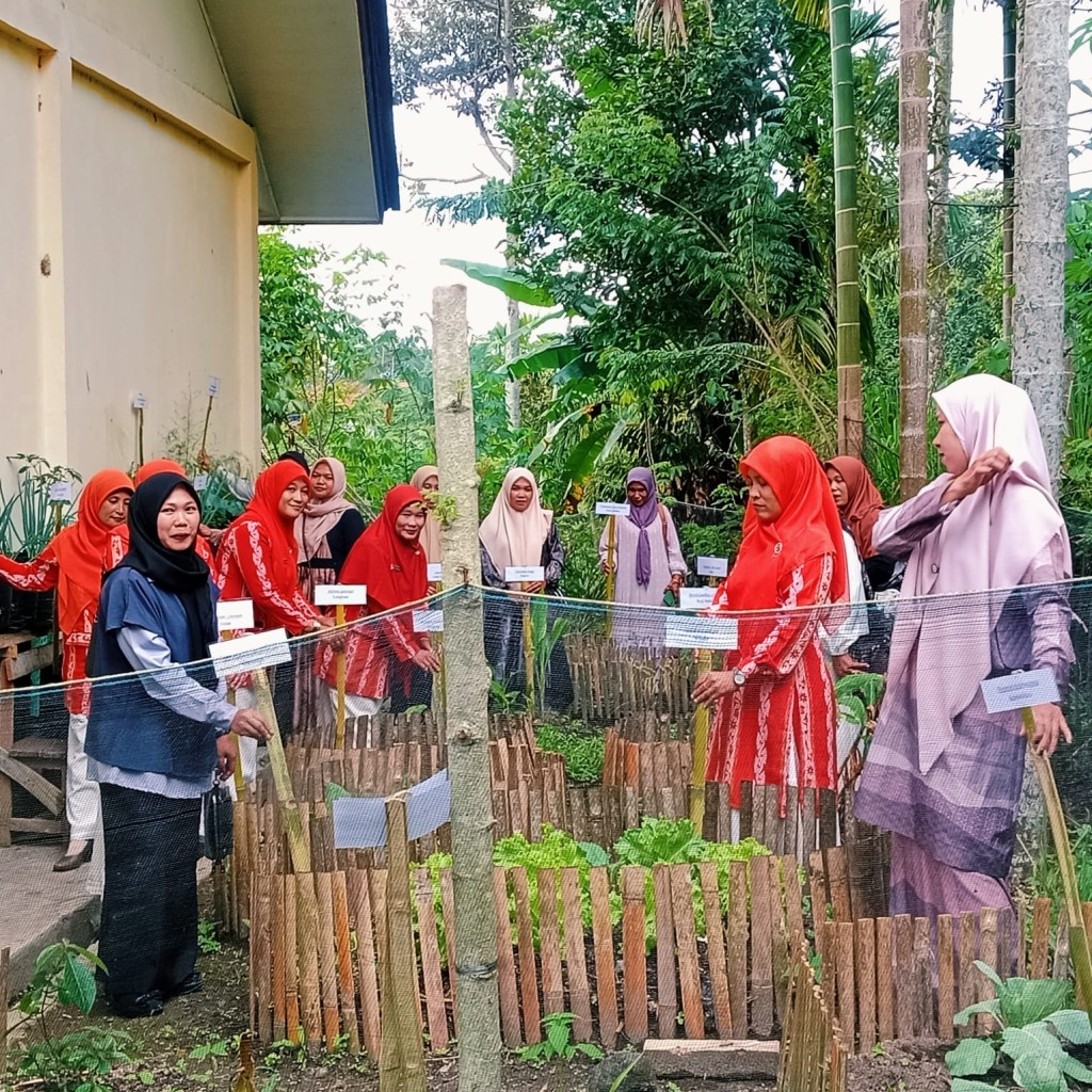 Pemeliharaan tanaman TOGA oleh ibu-ibu Dharma Wanita (DW) Kecamatan Gajah Putih